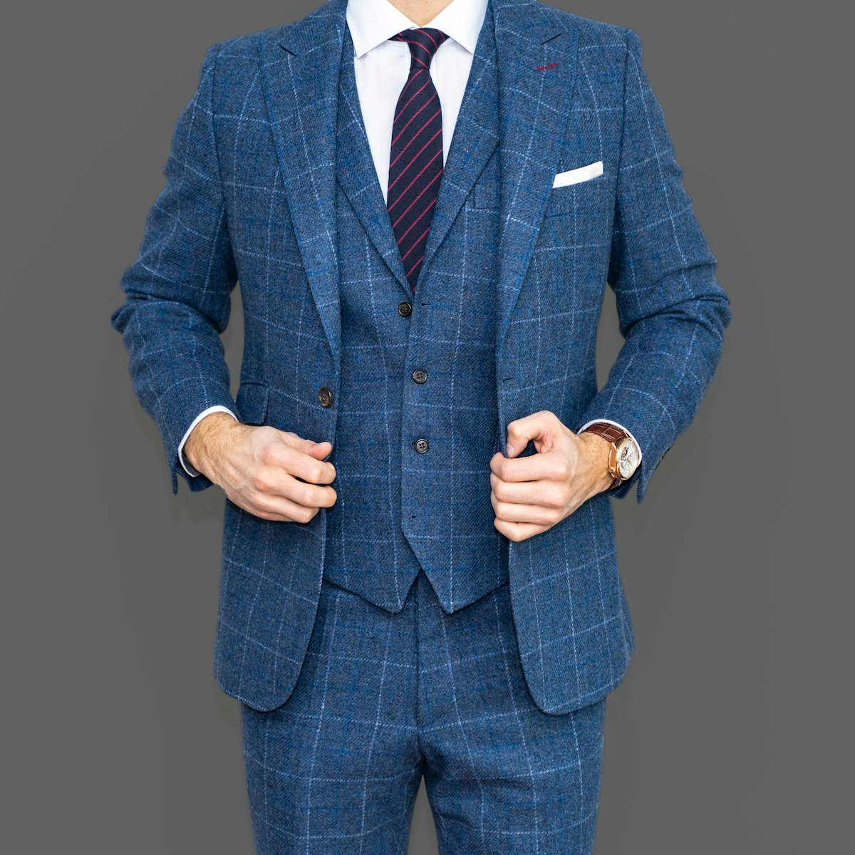 Profissional vestindo traje corporativo em ambiente de trabalho