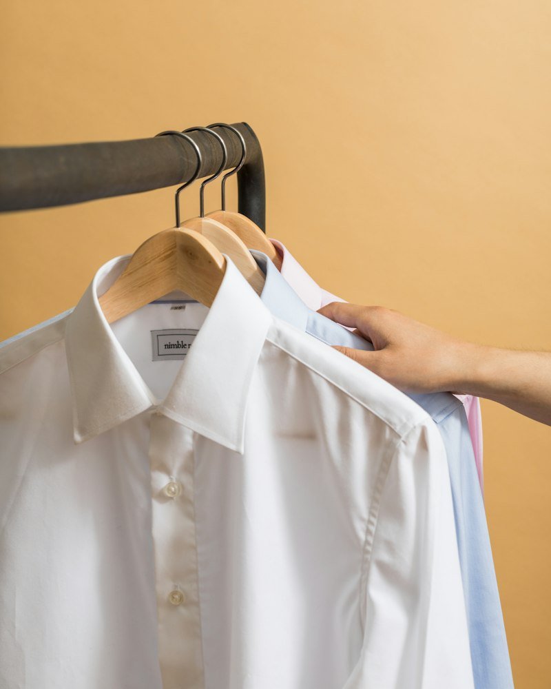 Camisas sociais brancas em cabides