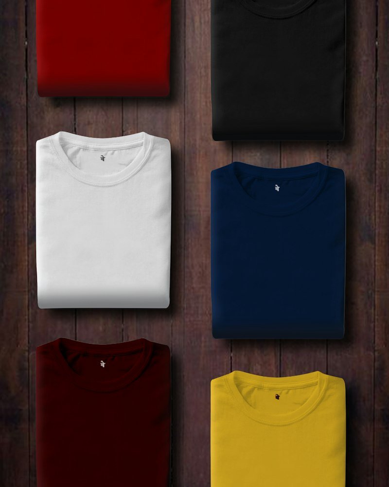 Camisetas dobradas em diversas cores